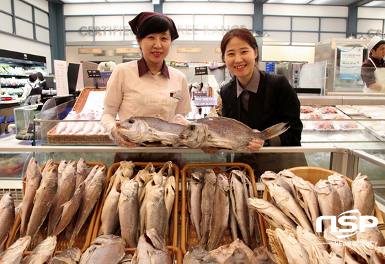 NSP통신-신세계백화점 센텀시티점 직원들이 제수용 생선을 선보이고 있다. (신세계백화점 제공)