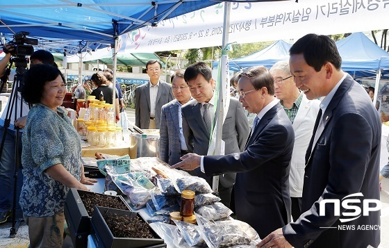 NSP통신-23일 서울 강서구에서 열린 임실군 농·특산물 직거래행사장에 심민 임실군수가 방문했다