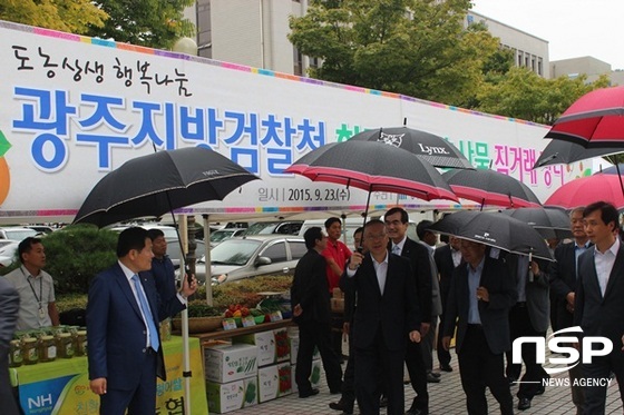 NSP통신-농협 전남본부가 23일 광주지검 앞에 개장한 추석맞이 농축산물 직거래 큰 장터. (농협 전남본부)