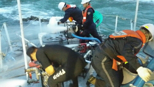 [NSP PHOTO]목포해경, 진도 해상서 좌초선박 선원 2명 구조
