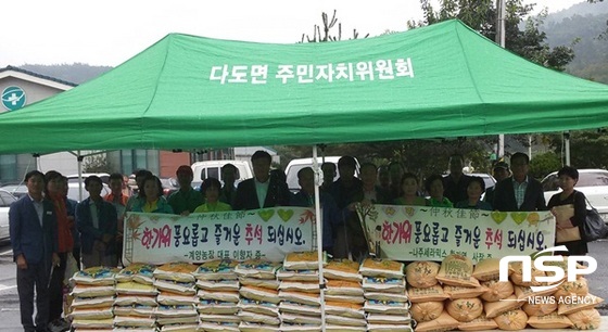 NSP통신-나주세라믹스대표 황기연 회장과 계향농장 이향자 대표가 각각 백미 20키로 10가마를 전달하고 있다. (나주시)