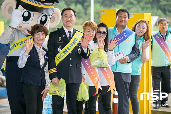 NSP통신-경부고속도로 요금소에서 권기선 부산경찰청장을 비롯한 유관기관·단체 관계자들이 교통안전 캠페인을 실시하고 있다. (부산지방경찰청 제공)