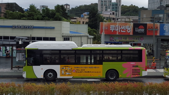 NSP통신-효성의 탄소섬유로 만든 CNG 용기가 장착된 전주시 시내버스(사진제공=효성)