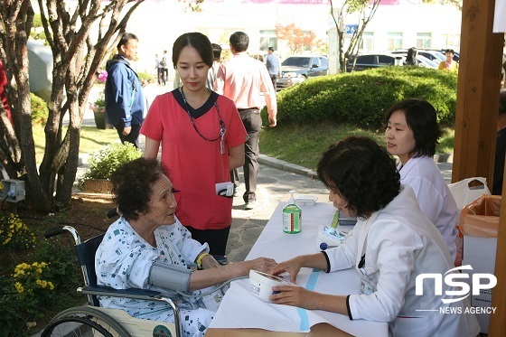 NSP통신-순천향대천안병원 간호사들이 천사데이 기념 봉사활동에서 환자들에게 건강삼담을 실시하고 있다