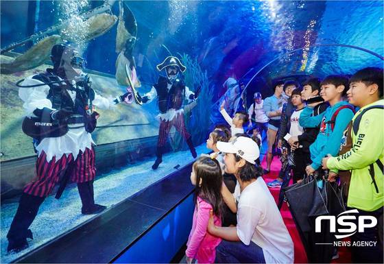 NSP통신-부산국제영화제 시즌을 맞이해 SEA LIFE 부산아쿠아리움에서 해적 분장을 한 아쿠아리스트 특별 공연을 보고 있는 어린이들. (부산아쿠아리움 제공)