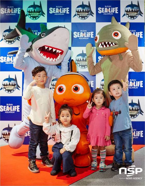 NSP통신-SEA LIFE 부산아쿠아리움 내 설치된 포토월에서 캐릭터 인형들과 기념사진을 찍고 있는 어린이들. (부산아쿠아리움 제공)