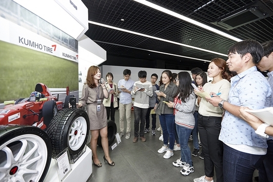 NSP통신-금호타이어 중앙연구소 투어와 함께 쇼룸에서 타이어 관련 정보를 듣고 있는 학생들