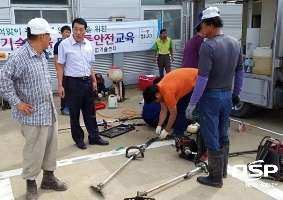 NSP통신-장흥 안양농협이 농기계 무상 수리·점검 서비스를 하고 있다. (장흥군)