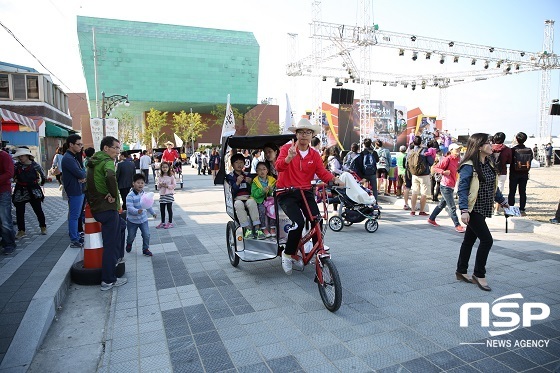 NSP통신-군산시간여행축제 인력거체험.