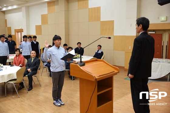 NSP통신-유니테크사업 참여학생이 한영수 총장앞에서 선서하고있는 모습