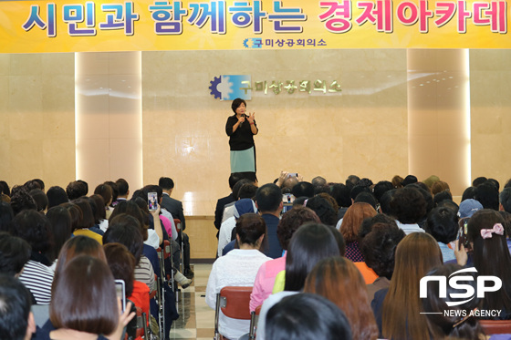 NSP통신-강의를 진행하고 있는 김미경 아트스피치 원장. (구미상공회의소 제공)