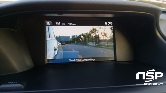 NSP통신-혼다 어코드 3.5 EX-L에 정착돼 있는 안전기능, 우측 차선 변경시 사각지대를 카메라 촬영 화면으로 모니터에 보여주고 있다. (강은태 기자)