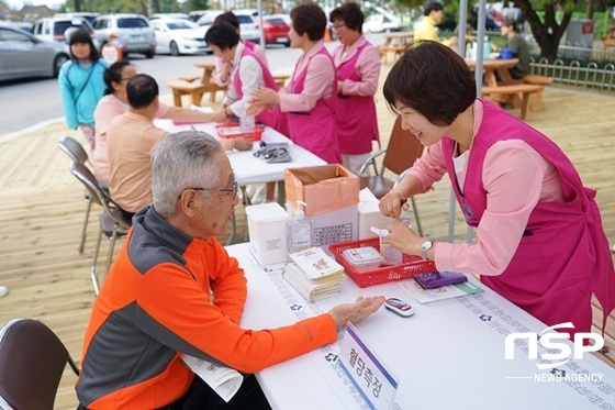 NSP통신-조선대병원 간호사회원들이 혈당체크를 하고 있다. (조선대병원)