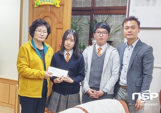 [NSP PHOTO]군산중앙중, 축제 부스 운영 수익금 기부