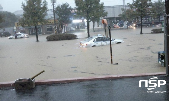 NSP통신-백석 운동장 사거리 침수 모습 (천안시)