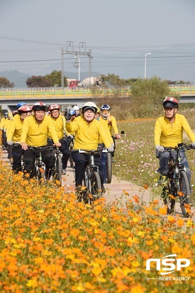 NSP통신-유두석 장성군수 등 공직자들이 지난 19일 자전거를 타고 황룡강에 대한 현장답사를 실시하고 있다. (장성군)