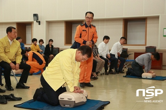 NSP통신-장만채 전남교육감이 심폐소생술을 익히고 있다. (전남교육청)