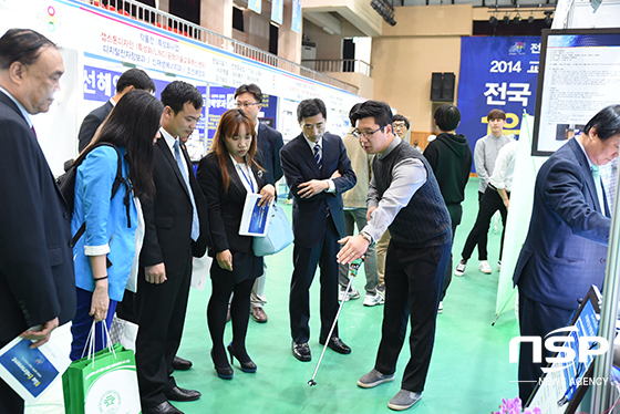 NSP통신-22일 열린 2015년 비전엑스포에서 한영수 전주비전대 총장이 신재생에너지과 화이트 아이에 대한 설명을 듣고 있다