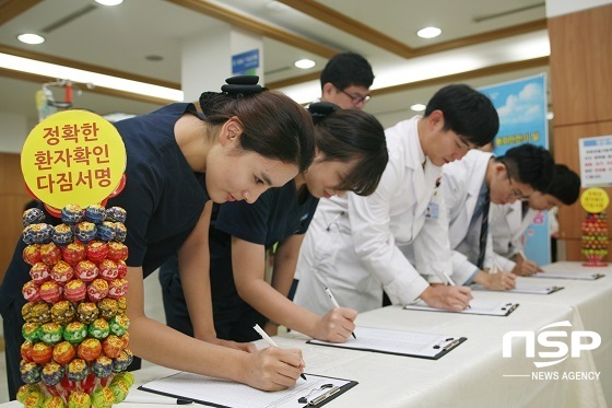 NSP통신-순천향대천안병원이 실시한 환자안전 및 감염예방 캠페인에서 교직원들이 환자안전다짐 서명에 참여하고 있다 (순천향대 천안병원)