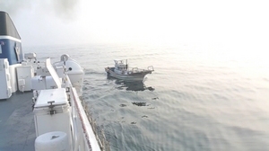 [NSP PHOTO]목포해경안전서, 안개 속 바닷길 잃은 어선 긴급 구조