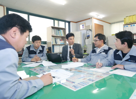 NSP통신-경남은행 외환 전문 직원(사진 오른쪽 세번째)이 지역 중소 수출입기업을 방문해 상담을 해주고 있다.