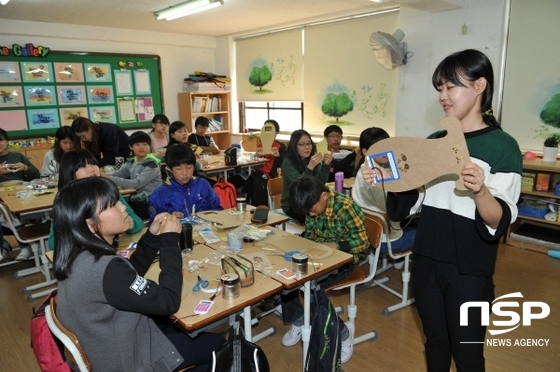 NSP통신-주니어공학교실 첫날인 26일 광양중앙초등학교에서 광양제철소 직원이 학생들에게 과학원리를 설명하고 있다. (광양제철소)