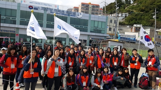 NSP통신-사답법인 영토지킴이 독도사랑회 청소년 회원들이 독도로 출발하기전 울릉도 저동항에서 기념 촬영을 하고 있다.