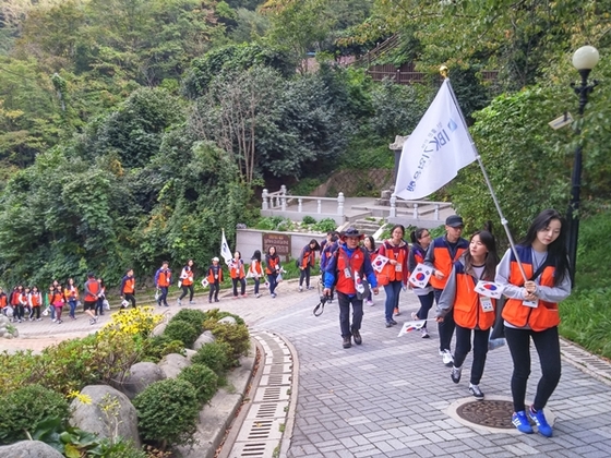 NSP통신-사답법인 영토지킴이 독도사랑회 청소년 회원들이 독도박물관을 향해 행군하고 있다.