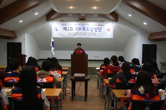 NSP통신-길종성 독도사랑회 이사장이 울릉도 독도 탐방에 나선 제10회 전국 초중고 글짓기 대회 수상자들을 대상으로 독도 특강을 진행하고 있다.