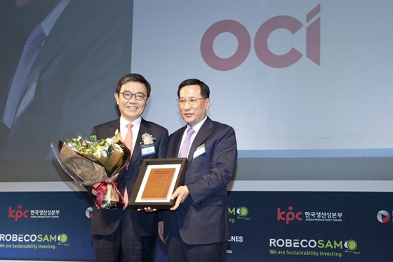 NSP통신-28일 서울 그랜드하얏트 호텔에서 열린 DJSI 시상식에서 OCI가 6년 연속 DJSI AP에 편입되어 OCI허만 사장이 수상하고 있다. (좌측 OCI 허만사장, 홍순직 한국생산성본부 회장)