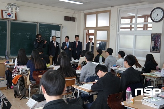 NSP통신-전남교육청 선태무 부교육감 등 관계자들이 29일 수능을 앞두고 전남도내 고교 3학년 교실을 찾아 학생들을 격려하고 있다.