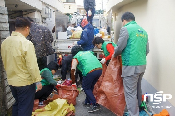 NSP통신-광주 동구 학운동주민센터 직원과 자원봉사자 등이 최근 이모(83) 할머니 집에서 쓰레기 청소를 하고 있다. (광주 동구)