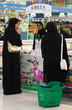 NSP통신-CJ제일제당 UAE 룰루 하이퍼마켓 비비고 만두 시식행사 (CJ제일제당 제공)