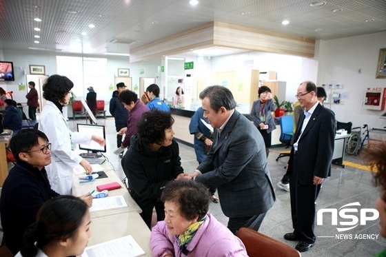 NSP통신-유근기 곡성군수가 2일 군 보건의료원을 찾아 인플루엔자 예방접종을 하러 온 주민들을 격려하고 있다. (곡성군)