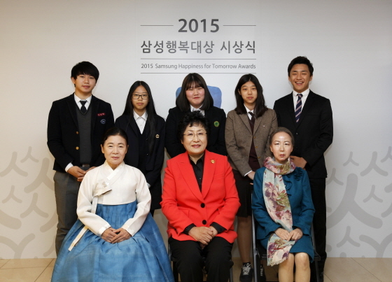 NSP통신-5일 서울 중구 세종대로 삼성생명 컨퍼런스홀에서 열린 2015 삼성행복대상 시상식에서 수상자들이 기념촬영을 하고 있다(앞줄 왼쪽부터 여성창조상 안숙선 명창, 여성선도상 김정숙 회장, 가족화목상 박향숙 공동대표, 뒷줄 왼쪽부터 청소년상 윤정현, 황윤하, 전유정, 강민주, 원종건) (삼성 제공)