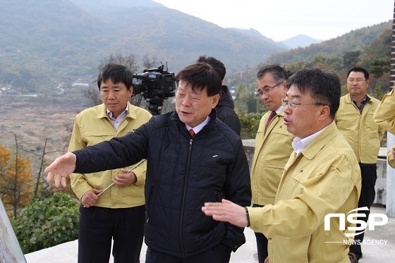 NSP통신-한국농어촌공사 이상무사장이 동진지사 김인수 지사장으로 부터 가뭄 현황을 보고받았다.