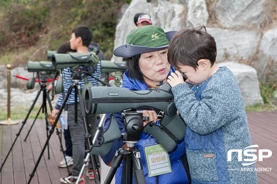 NSP통신-2015 서천-군산 금강철새여행을 찾은 관광객이 가족과 함께 철새를 관찰하고 있다.