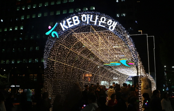 NSP통신-서울빛초롱축제KEB하나은행빛터널(사진제공=KEB하나은행)