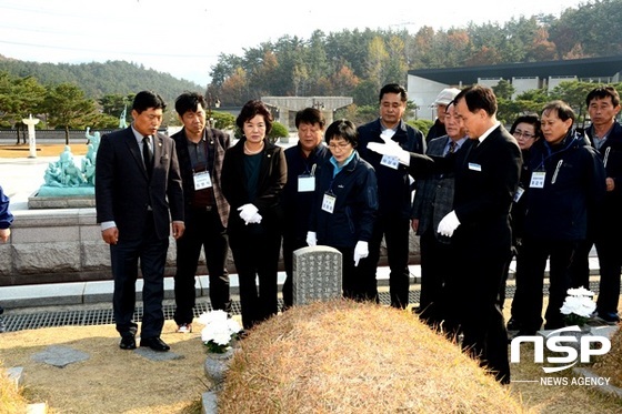 NSP통신-부산 동구의회가 지난 해 11월 광주 광산구의회 초청으로 국립 5·18국립묘지를 참배하고 있다. (광주 광산구의회)