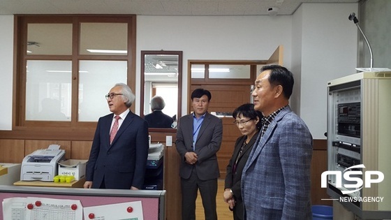 NSP통신-최장락 해남교육장 등 관계자들이 지난 6일 2016대학수학능력시험을 앞두고 해남 관내 고3교실 등을 찾아 격려하고 있다. (해남군)