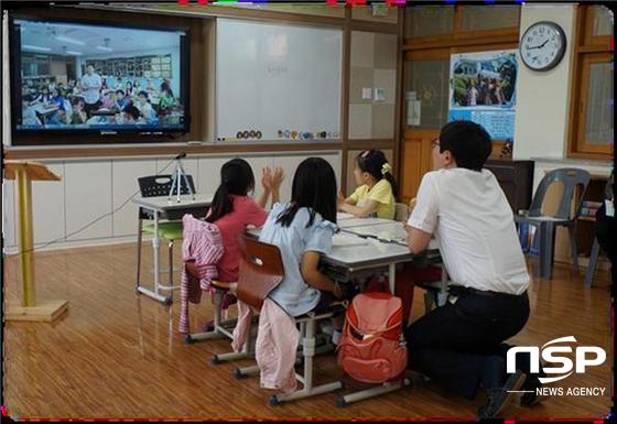 NSP통신-삼성미래교사상을 수상한 화순군 아산초 김도형 교사가 학생들과 함께 수업을 하고 있다. (전남교육청)