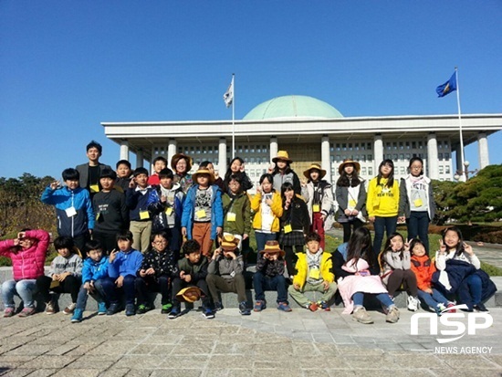 NSP통신-해남지역 초등생들이 최근 국회의사당에서 기념촬영을 하고 있다. (해남교육지원청)