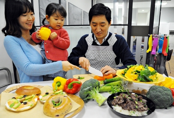 NSP통신-홈플러스 영등포점 문화센터에서 홈플러스 직원이 아내와 아이들을 위한 요리를 배우고 있다. (홈플러스 제공)