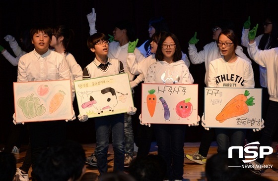 NSP통신-학생들이 광주 광산구 학교급식지원센터를 홍보하고 있다. (광주 광산구)