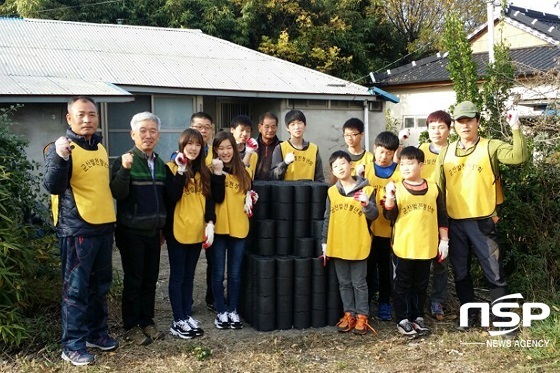 NSP통신-군산발전청년회는 15일 나운3동 독거노인 2가구에 연탄 600장을 전달했다.