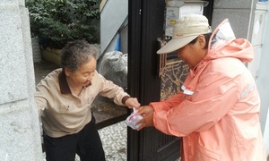 [NSP PHOTO]광주 동구 지원1동, 사랑의 야쿠르트 배달 눈길