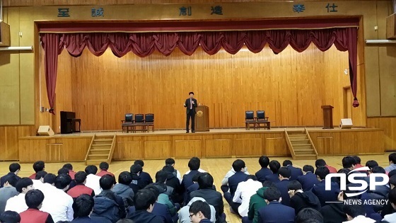 NSP통신-나의균 군산대학교 총장이 18일 전주전일고 대강당에서 1·2학년 재학생 700여명을 대상으로 재능기부 특강을 하고 있다.