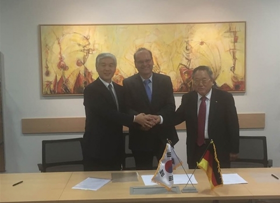 NSP통신-왼쪽부터 신무환 연세대 글로벌융합기술원장, 알렉산더 미하엘리스 소장, 김해두 재료연구소장.