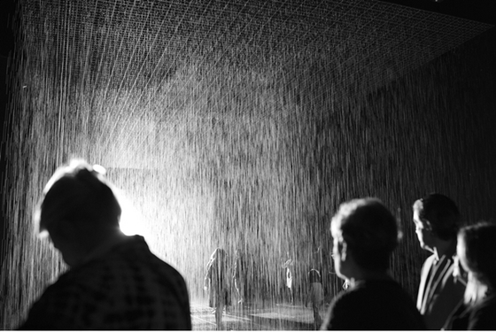 NSP통신-더 현대 프로젝트 2015년 전시작인 아티스트 그룹 랜덤 인터내셔널(Random International)의 작품 Rain Room. (Random International)