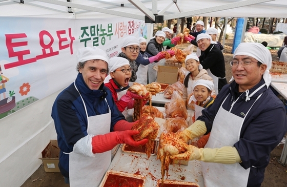 NSP통신-지난 21일 경기도 고양 산울안민속농원에서 진행된 토요타 주말농부 사랑의 김장 나누기 행사에 참가한 2015 토요타 주말농부들